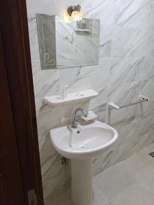 Koupelna v ubytování Tiba Golden Resort