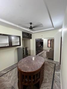 una sala de estar con una mesa en el centro de una habitación en Happy living 2, en Vijayawada