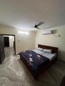 Un dormitorio con una cama y un ventilador de techo. en Happy living 2, en Vijayawada