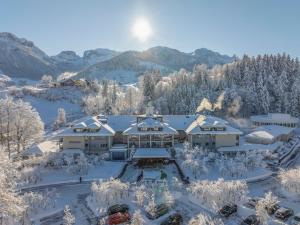 韦斯巴德Hof Weissbad Health & Wellness Resort的天空中白雪覆盖的建筑