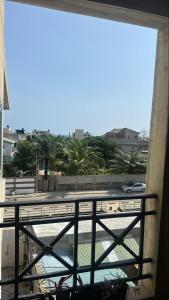 a balcony with a view of a parking lot at Appartement Seyive in Cotonou