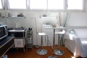 een kleine keuken met een tafel en een bed bij B&B Elegant in Ueberstorf