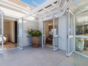 a room with a large vase with a plant in it at GolfersHeaven Kingswood Golf Estate in George +16 photos