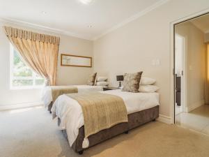 ジョージにあるFifty1 on Long on Kingswood Golf Estateのベッド2台と窓のある寝室