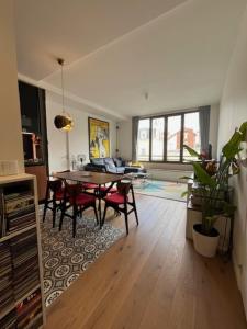 アニエール・シュル・セーヌにあるBright accommodation in Asnières-sur-Seineのリビングルーム(テーブル、椅子付)