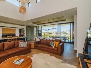 Χώρος καθιστικού στο Fairbourne's View, Kingswood Golf Estate George