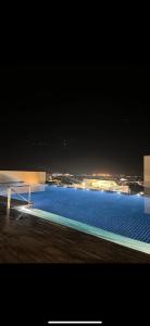 Kolam renang di atau dekat dengan Podium apartments