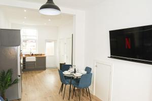 TV a/nebo společenská místnost v ubytování Home-from-Home Near Etihad, Garden & Free Parking