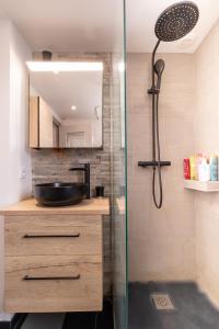 3 chambres lumineux proche gare et TNB في رين: حمام مع دش ومغسلة ومرآة