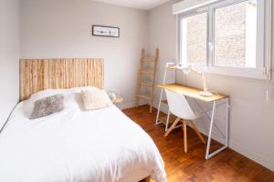 3 chambres lumineux proche gare et TNB في رين: غرفة نوم بها سرير ومكتب ونافذة