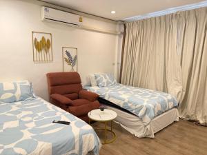 Кровать или кровати в номере Terlyn hostel & cafe