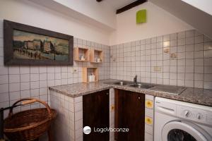 Kuchyň nebo kuchyňský kout v ubytování Casa Reale + 32 fotografií