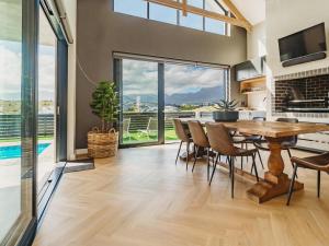 ジョージにある40 Ridge Drive, Kingswood Golf Estateのテーブルと椅子のあるキッチンとダイニングルーム