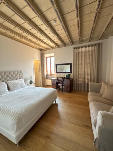 AlbinoにあるLa Ripa Boutique Hotelの大きなベッドとソファのある寝室 +49枚の写真