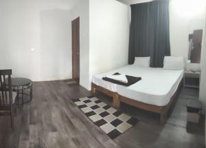 une chambre avec un lit et un sol à carreaux dans l'établissement HOTEL SUDHAKAR ROOMS AND DORMITORYs, à Panaji 2 autres photos