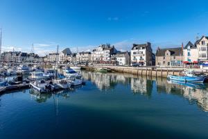a group of boats are docked in a harbor at Le Navire-Plage du Nau-Parc-Résidence calme-Garage in Le Pouliguen