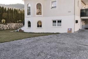 ライト・バイ・ゼーフェルトにあるHOLARI Appartementの砂利道付大白い家