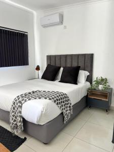 Voodi või voodid majutusasutuse Pristine and well appointed retreat in Gaborone West Phase 1 - Private & Peaceful toas