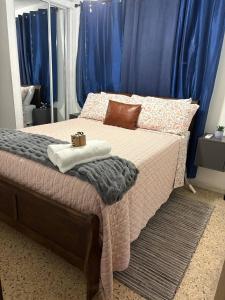 ein Schlafzimmer mit einem Bett und einem Kasten darauf in der Unterkunft Cozy Home in San Juan, Puerto Rico - Perfect for Families in Country Club