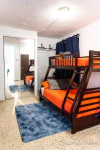 Ένα ή περισσότερα κρεβάτια σε δωμάτιο στο Cozy Home in San Juan, Puerto Rico - Perfect for Families