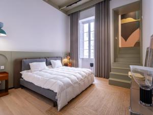 een slaapkamer met een groot bed en een trap bij Manila Home in Manilla