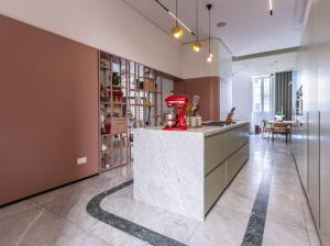 een keuken met een rood apparaat op een aanrecht bij Manila Home in Manilla