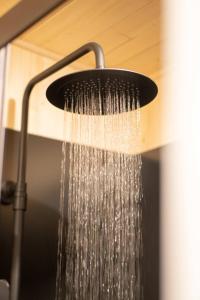 PuybegonHomnest - Refuge en nature au coeur du Tarn的水从水里出来的一个淋浴