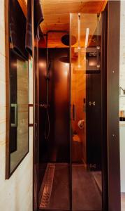 PuybegonHomnest - Refuge en nature au coeur du Tarn的一间位于客房内的玻璃淋浴间的浴室