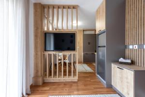 un salon avec une télévision à écran plat et un réfrigérateur dans l'établissement Pirin Sense Apartment Complex, à Bansko
