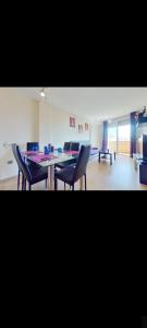 ein Esszimmer mit Tisch und Stühlen in der Unterkunft Vacation rental just 50 meters from the beach in Miami Platja