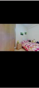 ein Schlafzimmer mit einem Bett und einer Kommode in der Unterkunft Vacation rental just 50 meters from the beach in Miami Platja + 13 Fotos