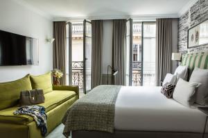 een hotelkamer met een bed en een bank bij Hôtel Adèle & Jules in Parijs +46 foto's