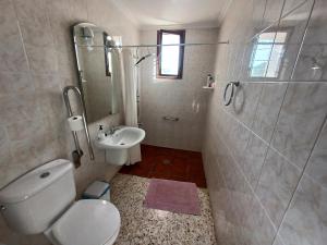 Salle de bains dans l'établissement Casa Rural Apartamento Sol ideal para familias 23 autres photos