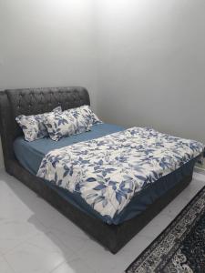 Ένα ή περισσότερα κρεβάτια σε δωμάτιο στο ISA Homestay Kuala Terengganu