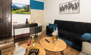 un salon avec un canapé et une table dans l'établissement Grey Tel Aviv Center, à Tel Aviv