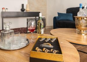 une table avec une boîte de beignets et une bouteille de vin dans l'établissement Grey Tel Aviv Center, à Tel Aviv 12 autres photos