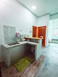 een keuken met een spoelbak en een aanrecht bij Sunny Nest in Gopeng