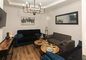 un salon avec deux canapés et une table dans l'établissement Grey Tel Aviv Center, à Tel Aviv