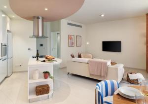 un salon avec un canapé et une table dans l'établissement Suite 1003 at Althea Residence, à Scala