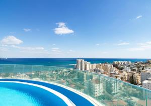 une vue sur l'océan depuis le balcon d'un immeuble dans l'établissement Suite 1003 at Althea Residence, à Scala