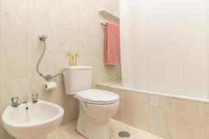 a bathroom with a toilet and a bath tub at Coast 2 Bedroom Apart Setúbal 45 min from Lisbon in Setúbal +42 photos