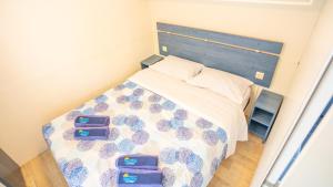 Postel nebo postele na pokoji v ubytování Happy Camp mobile homes in Camping Village Paestum + 15 fotografií