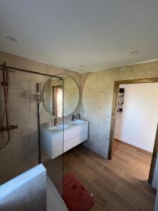 a bathroom with a sink and a mirror at Petite villa cocooning in Sisco
