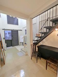 TV a/nebo společenská místnost v ubytování Staycation by ALCD + 37 fotografií