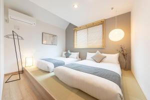 una camera da letto con due letti e una finestra di 和船 wafune a Wada