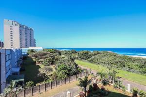 une vue sur la plage depuis le balcon d'un immeuble dans l'établissement 301 Lescalier Cabanas - Specious Luxurious Beachfront Paradise, à Amanzimtoti