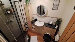 a bathroom with a sink and a mirror at Warm and Cosy 1 bed house in Chipping Norton in Chipping Norton