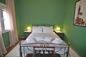 um quarto com uma cama com duas toalhas em Deluxe Mimoza em Castória mais 30 fotografias