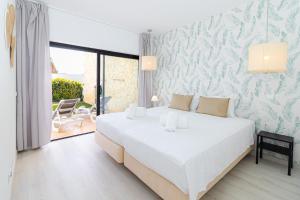 En eller flere senge i et værelse på Villa Infante + 12 billeder