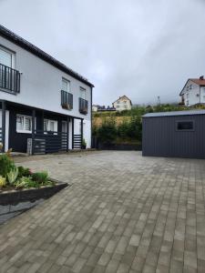 an empty driveway in front of a house at willa Przystań Family SPA pod Ochodzitą in Koniaków